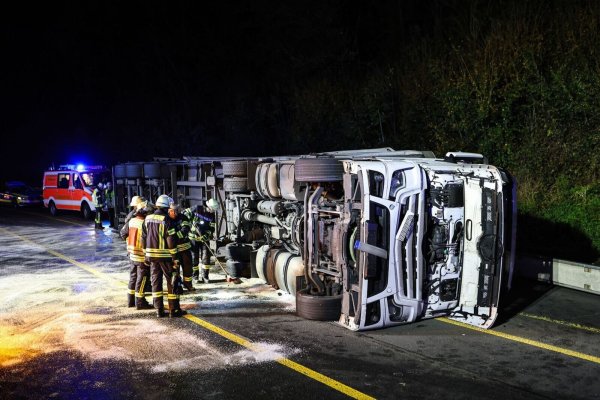 Ein mit Bierkästen beladener Lastwagen ist aus bisher ungeklärter Ursache auf der A45 umgekippt. - © Alex Talash/dpa