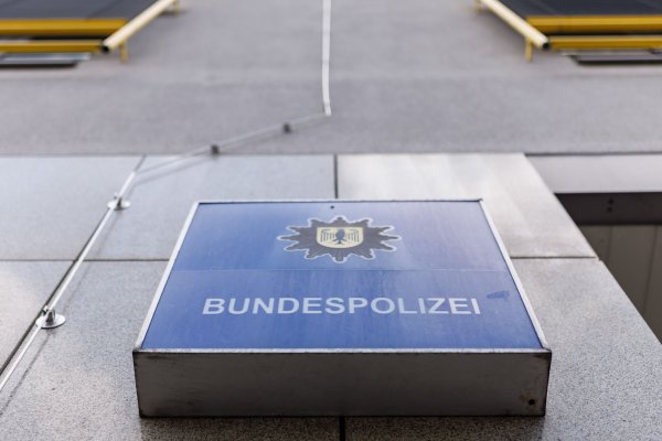 In Gelsenkirchen hat ein Mann am Hauptbahnhof eine böse Überraschung erlebt. (Symbolbild) - © Daniel Karmann/dpa