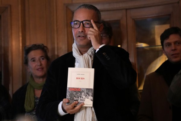 Der algerisch-französische Schriftsteller Kamel Daoud, nachdem er am Montag in Paris im Restaurant Drouant mit dem Prix Goncourt, dem renommiertesten Literaturpreis Frankreichs, ausgezeichnet wurde. - © Aurelien Morissard/AP/dpa
