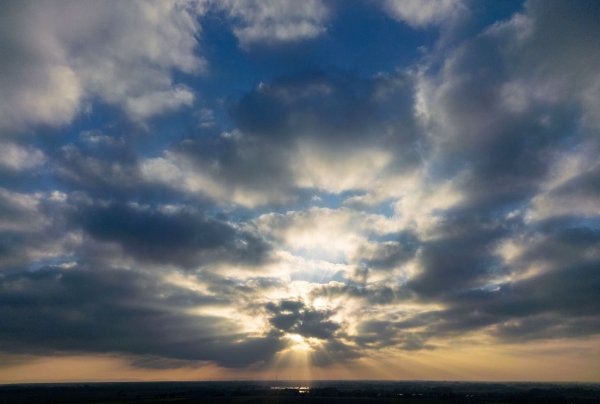 In NRW bleibt es zum Wochenstart sonnig. - © Boris Roessler/dpa