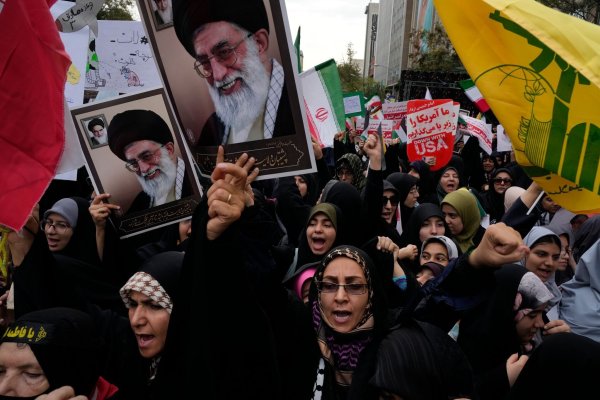 An einem neuen Angriff auf Israel sollen Medienberichten zufolge auch die regulären iranischen Streitkräfte beteiligt sein. - © Vahid Salemi/AP/dpa