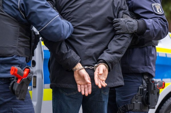 Festnahme in den frühen Morgenstunden: Zwei Tatverdächtige kamen auf Antrag der Staatsanwaltschaft Essen in Haft. (Symbolfoto) - © Monika Skolimowska/dpa