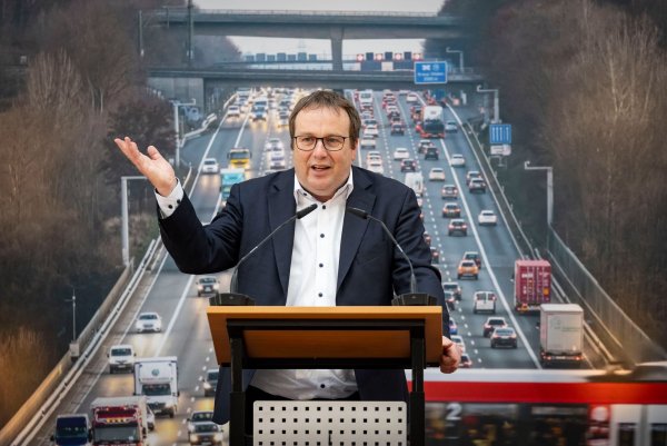 Mit der Sanierungsoffensive will NRW-Verkehrsminister Oliver Krischer (Grüne) in zehn Jahren 400 Brücken sanieren. (Archivbild) - © Christoph Reichwein/dpa