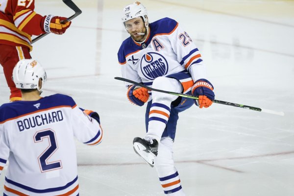 Traf schon nach 20 Sekunden zum 1:0: Leon Draisaitl von den Edmonton Oilers. - © Jeff McIntosh/The Canadian Press via AP/dpa