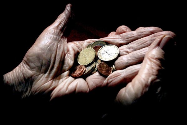 Die Gruppe der Armen ist der Studie zufolge größer und im Verhältnis zur gesellschaftlichen Mitte noch ärmer geworden. (Symbolbild) - © Karl-Josef Hildenbrand/dpa