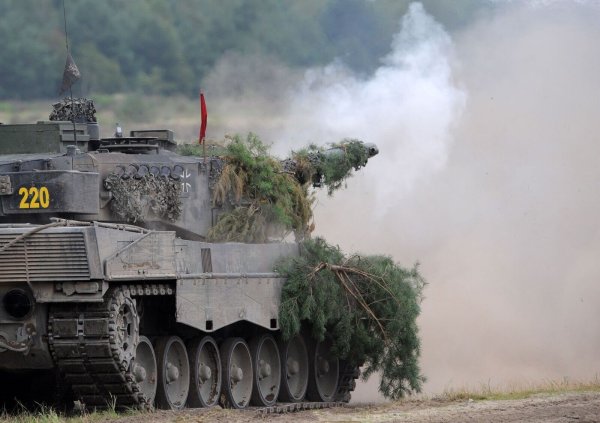 Ein Panzer Leopard 2A6 des Panzerlehrbataillones 93 der Bundeswehr auf dem Truppenübungsplatz Oberlausitz. - © Ralf Hirschberger/dpa-Zentralbild/dpa