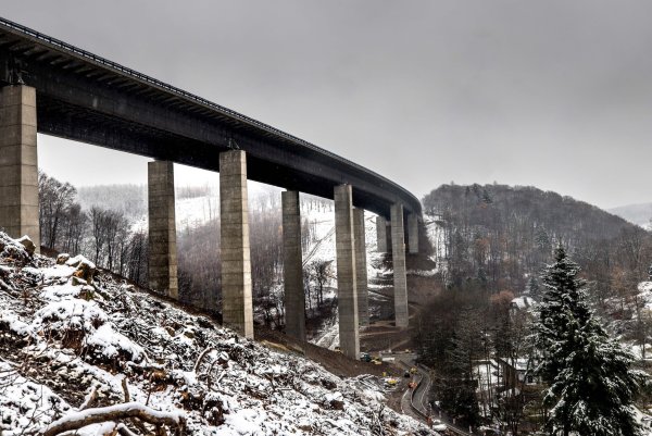 Bauarbeiten an der A45-Talbrücke Rahmede. - © Dieter Menne/dpa