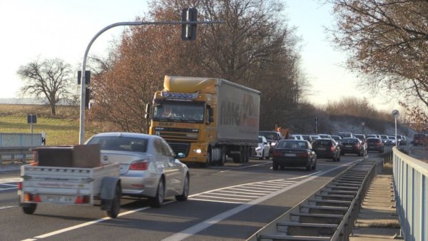 Mittellinie wird entfernt. Die erhoffte Verkehrsberuhigung blieb aus. - © Till Brand