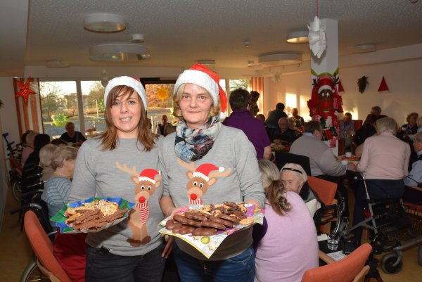 Besinnlich: Die ehrenamtlichen Helferinnen Samila (links) und Birgit haben das erste Adventskaffeetrinken am neuen Standort mitorganisiert. Die meisten Bewohner hätten sich gut eingelebt. - © Tanja Watermann