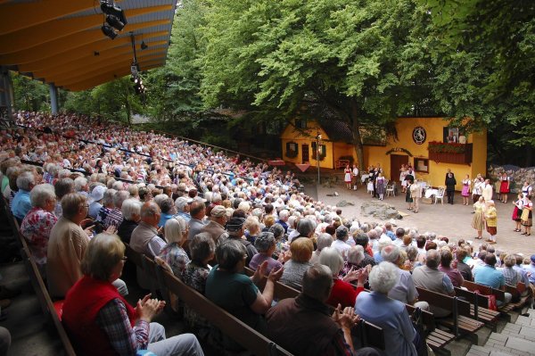 Volle Ränge: So kennt man die Freilichtbühne Bellenberg. Wegen der vielen Unwägbarkeiten durch die Corona-Krise sieht sich das Theater jedoch gezwungen, die ab Juni geplante Spielsaison 2020 frühzeitig abzusagen.  - © Archiv: Freilichtbühne Bellenberg
