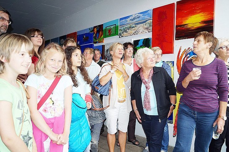 Elke und Christian Grabenhorst (von rechts) als Initiatoren des "Bunten Tunnels" mit (von links) Sonja Hillienhoff, Anke Plenert und Kathrin Klemme, die zu den 136 Künstlern gehören, deren Bilder jetzt öffentlich zu bestaunen sind. - © Foto: Hoppe
