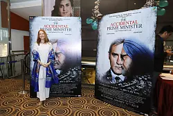Suzanne Bernert vor den Filmplakaten von "The Accidential Prime Minister". Darin spielt sie Sonia Gandhi. - &copy; Rahul Sharma Photography