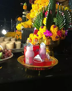 Rote Limo f&uuml;r die Geister - &copy; Foto: Kaweewit Kaewjinda/dpa