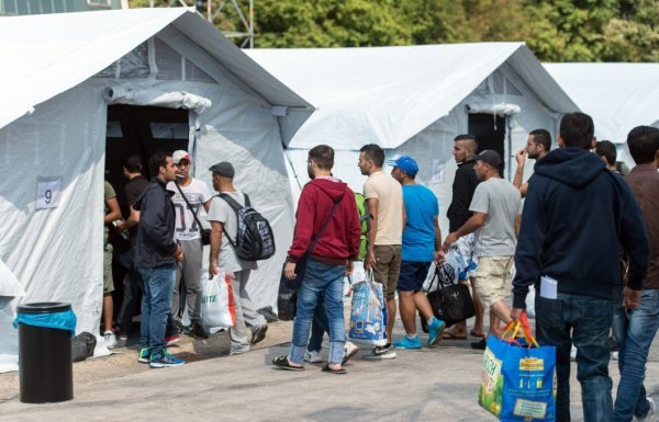 Neues Zeltlager: In Schloß Holte-Stukenbrock soll ein neues Zeltlager 
für Flüchtlinge entstehen. Dabei soll es sich nicht wie auf dem Foto um 
ein temporäres Zeltlager handeln, denn das Land NRW setzt auf Hallen 
oder winterfeste „Zelthallen“, die beheizt und klimatisiert sind sowie 
einenfesten Boden haben. - © picture alliance / dpa
