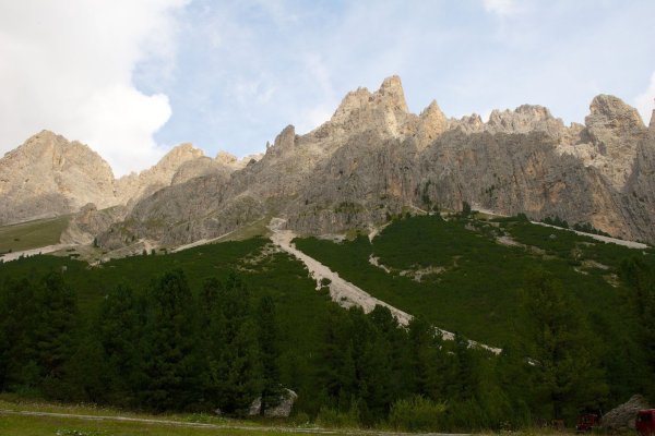 Die Rosengartengruppe gehört zu den bekanntesten Gebirgszügen in den Dolomiten. (Archivbild) - © picture alliance / Ursula Düren/dpa