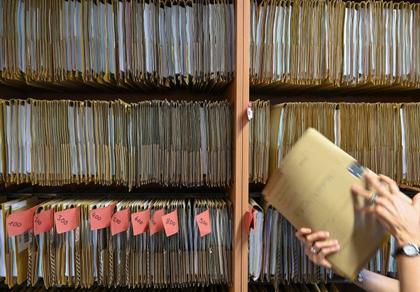 Unternehmen in Deutschland müssen eine Vielzahl von Vorschriften erfüllen - © Arne Dedert/dpa