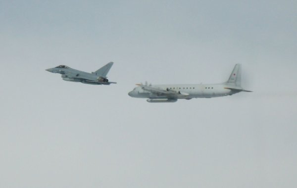 Dieses von der Luftwaffe zur Verfügung gestellte Foto zeigt einen Eurofighter der Bundeswehr (l) und ein russisches Aufklärungsflugzeug. (Archivbild) - © -/Luftwaffe/dpa