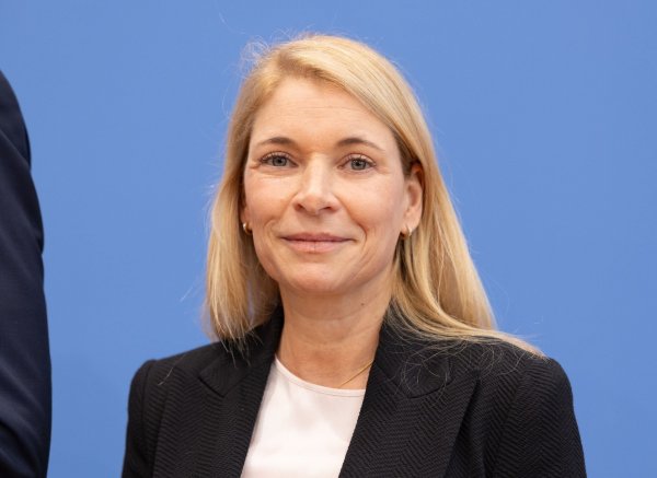 Trotz Gegenstimmen: Evelyn Palla ist vom Aufsichtsrat der Deutschen Bahn zur neuen Konzernchefin berufen worden. - © Andreas Gora/dpa