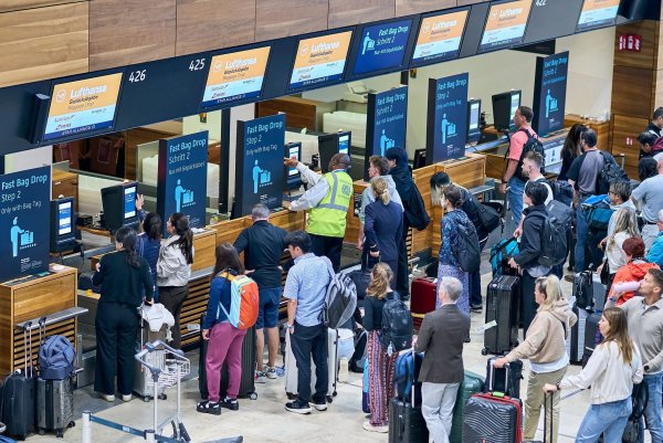 Am Montag bildeten sich lange Schlangen am BER. Der Flughafen ist von einem Cyberangriff auf einen IT-Dienstleister betroffen. - © Michael Ukas/dpa