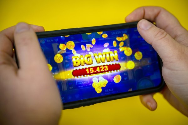 In Online-Glücksspielen sehen Experten ein wachsendes Risiko. (Symbolbild) - © Sina Schuldt/dpa