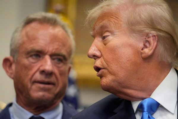 Trump und sein Gesundheitsminister nehmen Autismus in den Fokus. - © Mark Schiefelbein/AP/dpa