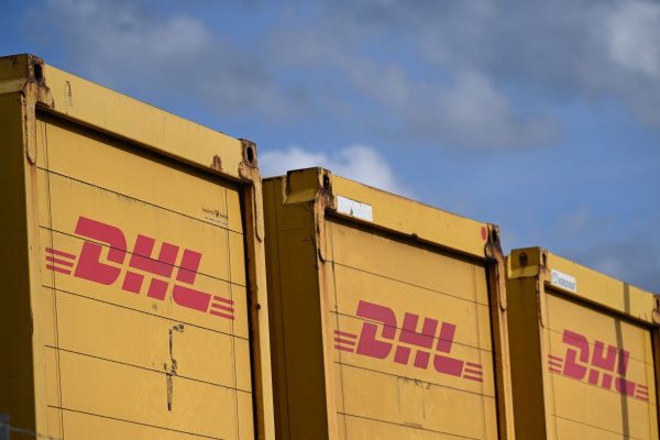 Container von DHL, üblicherweise voll mit Paketen. - © Wolf von Dewitz/dpa