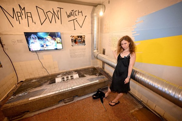 Das Musikvideo «Mama, Don\\\'t Watch TV» war auch in einer Ausstellung im Haus der Kunst in München zu sehen. (Archivbild) - © Felix Hörhager/dpa