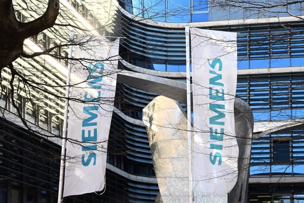 Siemens tut sich für die Entwicklung industrieller KI mit mehreren Werkzeugmaschinen-Herstellern zusammen. (Archivbild) - © Felix Hörhager/dpa