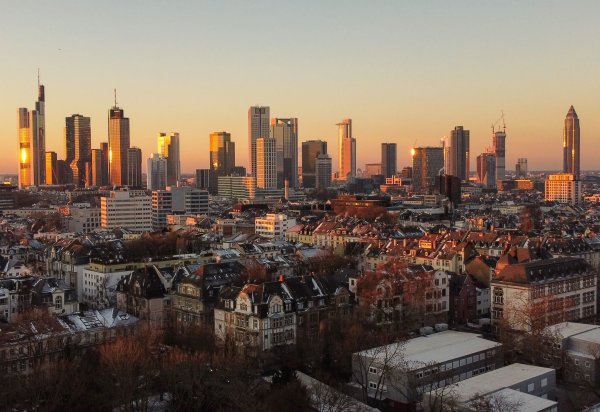 Das Risiko für eine Immobilienblase in Frankfurt ist nach Einschätzung der Schweizer Bank UBS gesunken (Archivbild). - © Boris Roessler/dpa