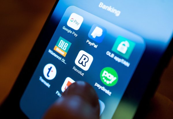 Die britische Digitalbank Revolut will mit ihrer Finanzplattform zum globalen Finanzanbieter aufsteigen (Symbolbild). - © Monika Skolimowska/dpa-Zentralbild/dpa