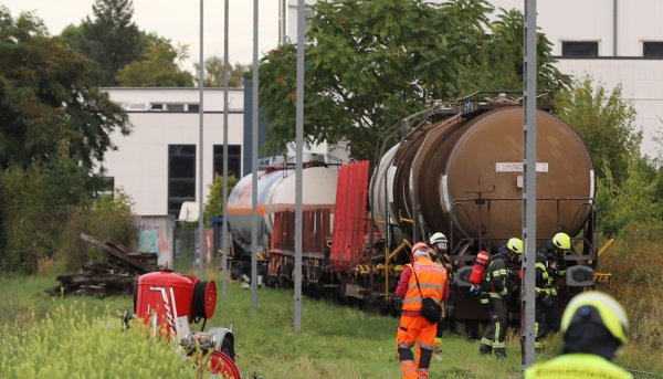 Aus einem Gefahrgut-Waggon tropfte eine Flüssigkeit – die Feuerwehr rückte an. - © Sascha Thelen/dpa