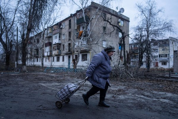 Die Stadt Kupjansk ist nach mehr als drei Jahren Krieg stark zerstört, doch immer noch gibt es auch Zivilisten in der Stadt. (Archivbild) - © Evgeniy Maloletka/AP/dpa