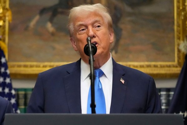 Trump hat die Antifa-Bewegung als Terrororganisation eingestuft. - © Mark Schiefelbein/AP/dpa