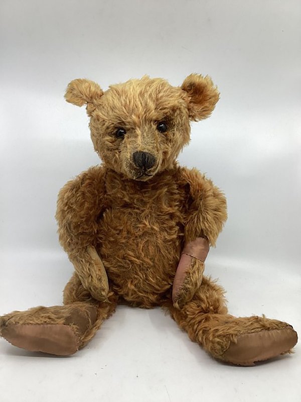 Der seltene Steiff-Teddybär aus dem Jahr 1905, der in Bishton Hall unter den Hammer kam. - © Hansons Auctioneers/PA Media/dpa