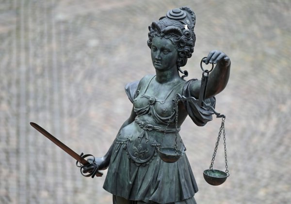 Eine Statue der Justitia hält eine Waage und ein Schwert in der Hand. - © Arne Dedert/dpa/Symbolbild
