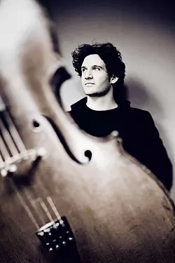 Der deutsch-franz&ouml;sische Cellist Nicolas Altstaedt kehrt zur&uuml;ck an den Ort, an dem seine musikalische Laufbahn einst begann. - &copy; Marco Borggreve