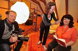 Fotograf Jo Neander, Haar- und Make-up- Spezialistin Beatrix Mendelin und Annette Dippel. - &copy; FOTO: GESEMANN