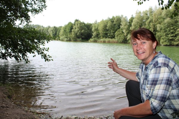 Imposante Kulisse: Margarete Wißmann von der Stadt Lage am Ufer des Werresiek-Sees. - © Sandra Castrup