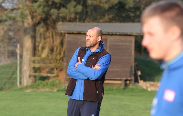 Noch ohne Punktverlust mit seinem Team: Heiko Taube, Trainer des TuS Sonneborn. - © Archiv: Sebastian Lucas