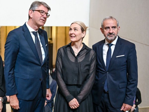 Kulturstaatsminister Wolfram Weimer (l-r), Marion Ackermann und Hermann Parzinger kommen zur Verabschiedung von Parzinger als Präsident der Stiftung Preußischer Kulturbesitz und Amtseinführung seiner Nachfolgerin in das Neue Museum. - © Jens Kalaene/dpa
