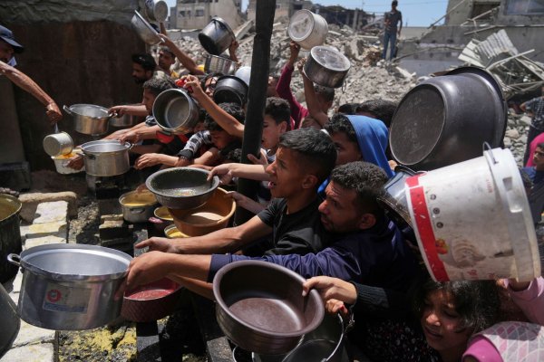 Palästinenser stehen für Lebensmittel im nördlichen Gazastreifen an. (Archivbild) - © Jehad Alshrafi/AP/dpa