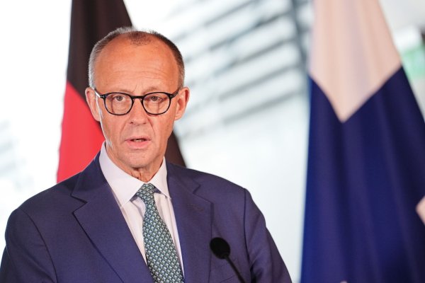 Bundeskanzler Friedrich Merz (CDU) sieht die Reichweitenfreigabe für deutsche Waffen in der Ukraine als nötig an. - © Kay Nietfeld/dpa