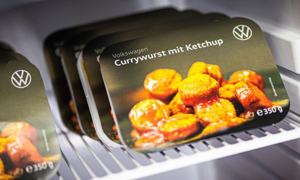 Die VW-Currywurst steht künftig auch als Fertiggericht im Supermarktregal. - © Moritz Frankenberg/dpa
