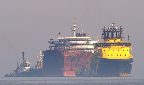 Die Kollision des Containerschiffs Solong mit dem Tanker Stena Immaculate vor der englischen Küste im März verursachte einen großen Brand. Die Britischen Inseln sind laut Allianz wegen des regen Schiffsverkehrs ein sehr unfallträchtiges Gewässer. - © Yui Mok/PA Wire/dpa