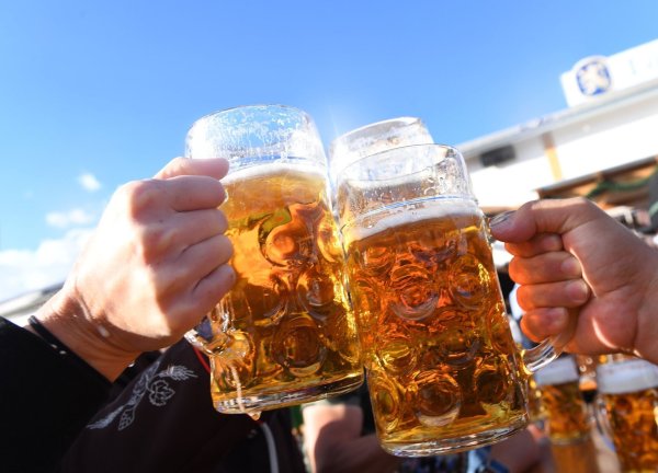 Kostet heuer bis zu 15,80 Euro: Die Wiesn-Maß. - © Felix Hörhager/dpa
