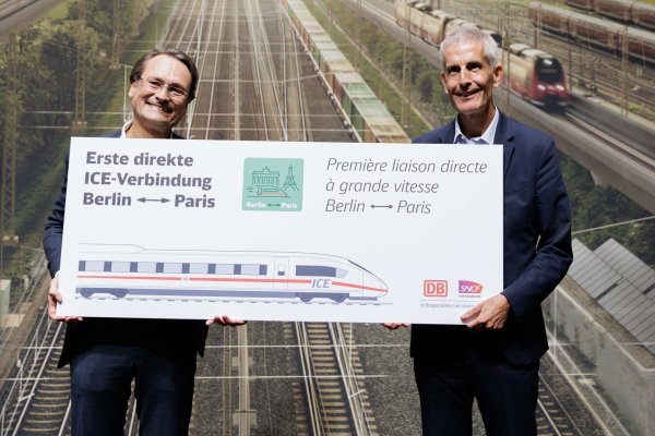 Mit großem Tamtam hat Bahn-Fernverkehrsvorstand Michael Peterson (l) mit seinem französischen Kollegen die neue Verbindung zwischen Berlin und Paris vorgestellt. (Archivbild) - © Carsten Koall/dpa