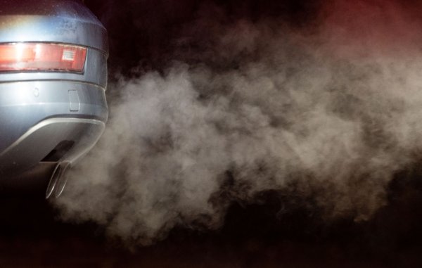 Für zu viel ausgestoßenes CO2 müssen die Autohersteller in der EU Strafe zahlen. Doch die Regeln werden gelockert. (Archivfoto) - © Marijan Murat/dpa