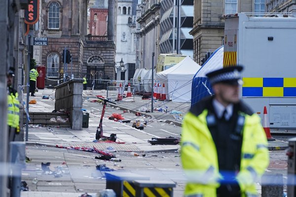 Am Morgen ist noch nicht bekannt, wieso der Mann in die Menschenmenge fuhr. - © Peter Byrne/PA Wire/dpa