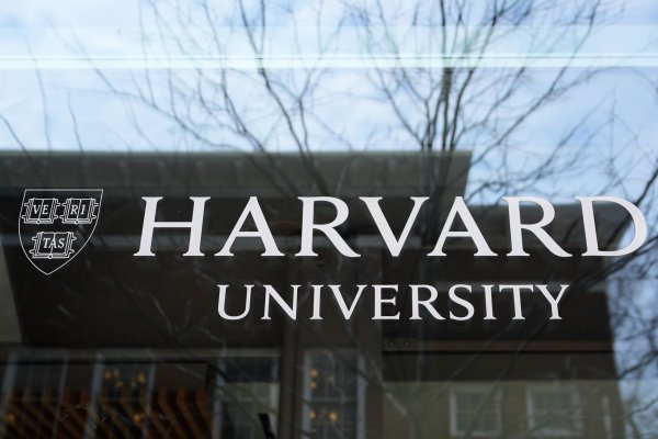 Trump hat der Elite-Universität Harvard den Kampf angesagt. (Archivbild) - © Charles Krupa/AP/dpa