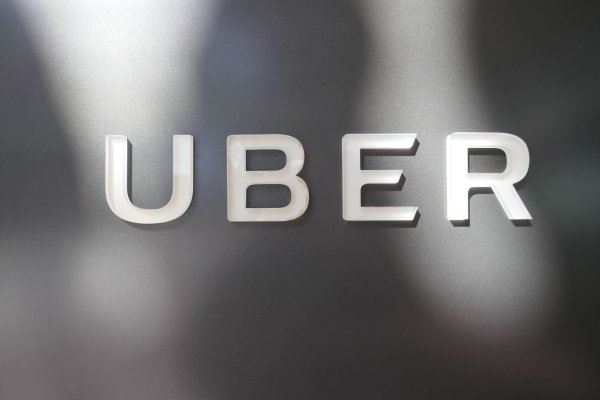Uber wird künftig in Deutschland auch den Transport von Gegenständen vermitteln. - © Christoph Dernbach/dpa